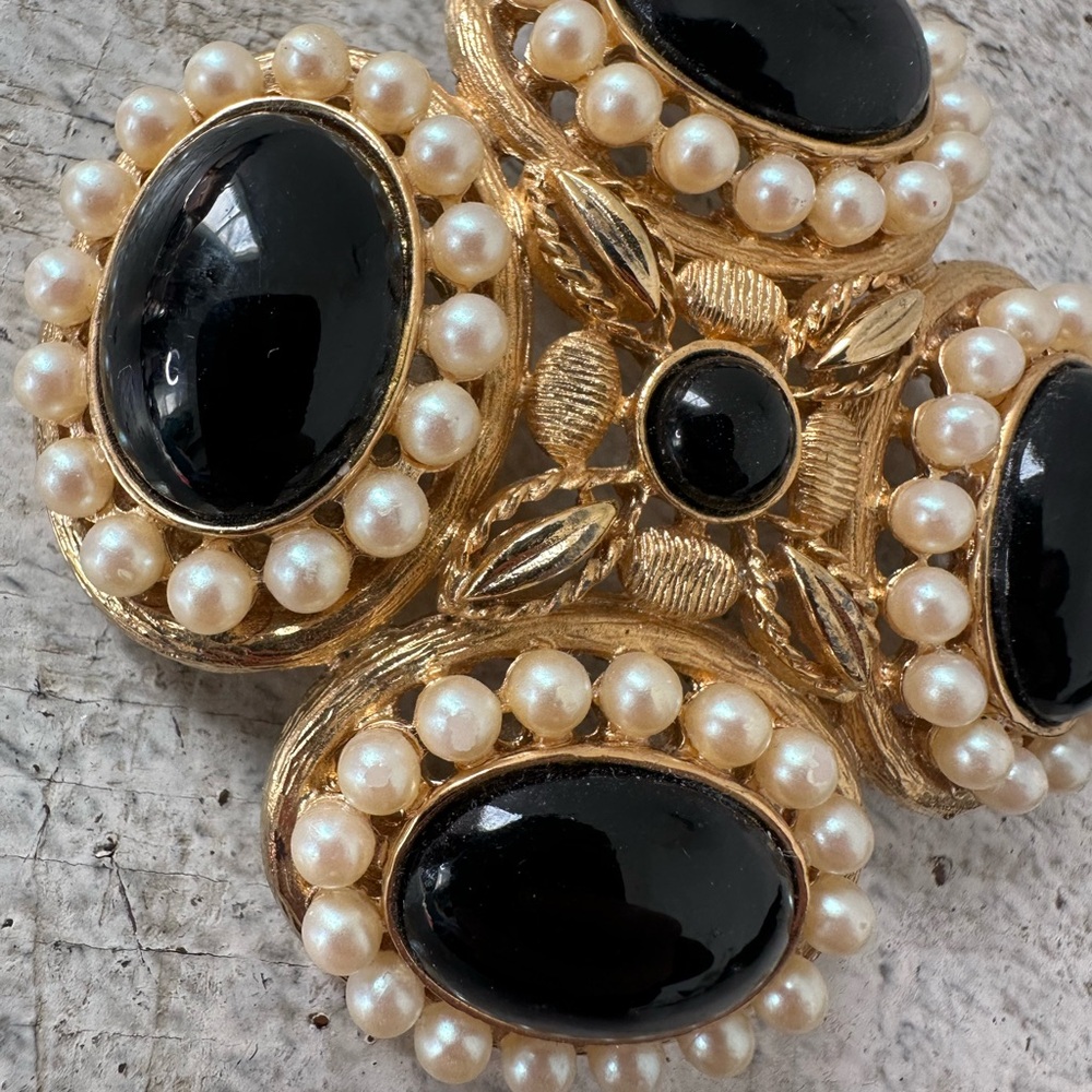 Vintage 70s Faux Pearl Simulated Onyx Gold Tone Maltese Cross Brooch - Picture 2 of 6
